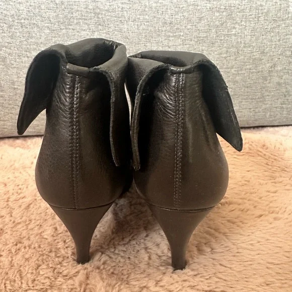 Steve Madden Vintage Aplegate Black Ankle Booties with Ruched Leather Design - Picture 3 of 6